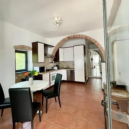 La Casa Di Giulia With Air Conditioning, Wifi And Private Parking Апартаменты *
